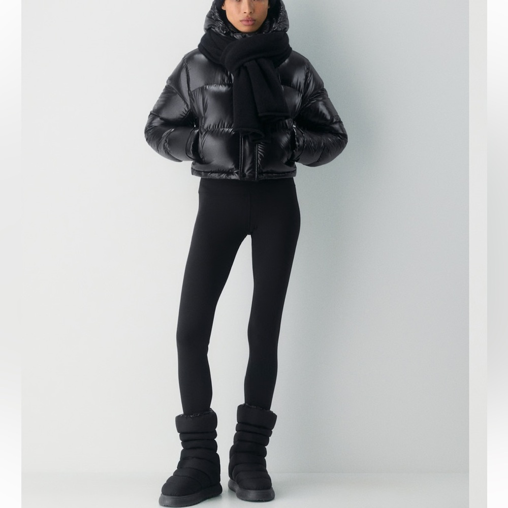 Aritzia women’s black high-gloss super puff xtra-shorty M